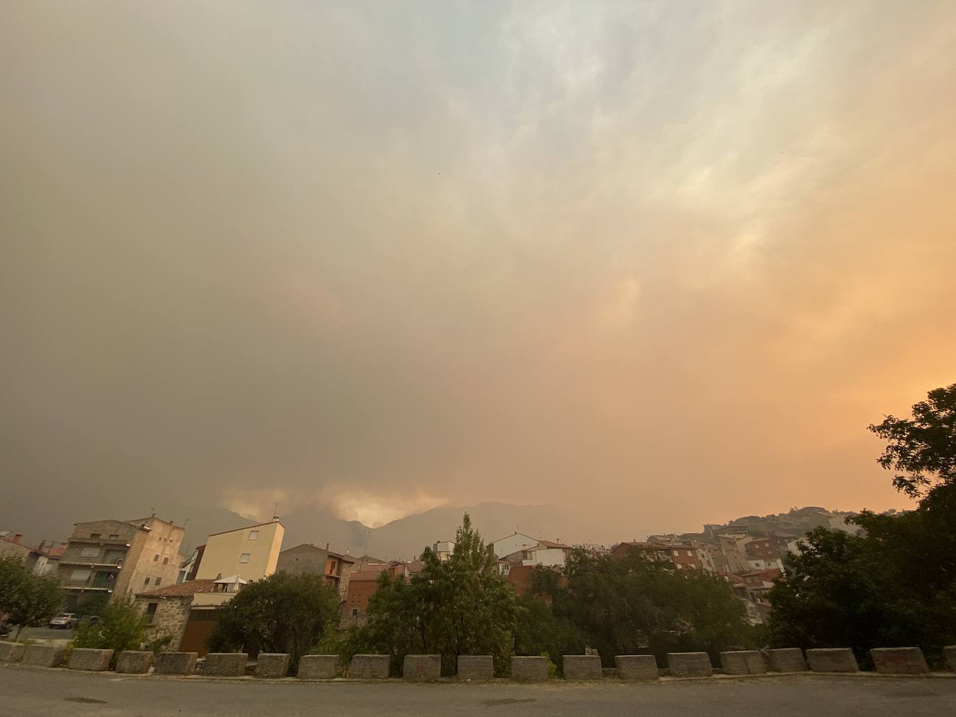 Incendio iniciado en Navalacruz, visto desde Villarejo.