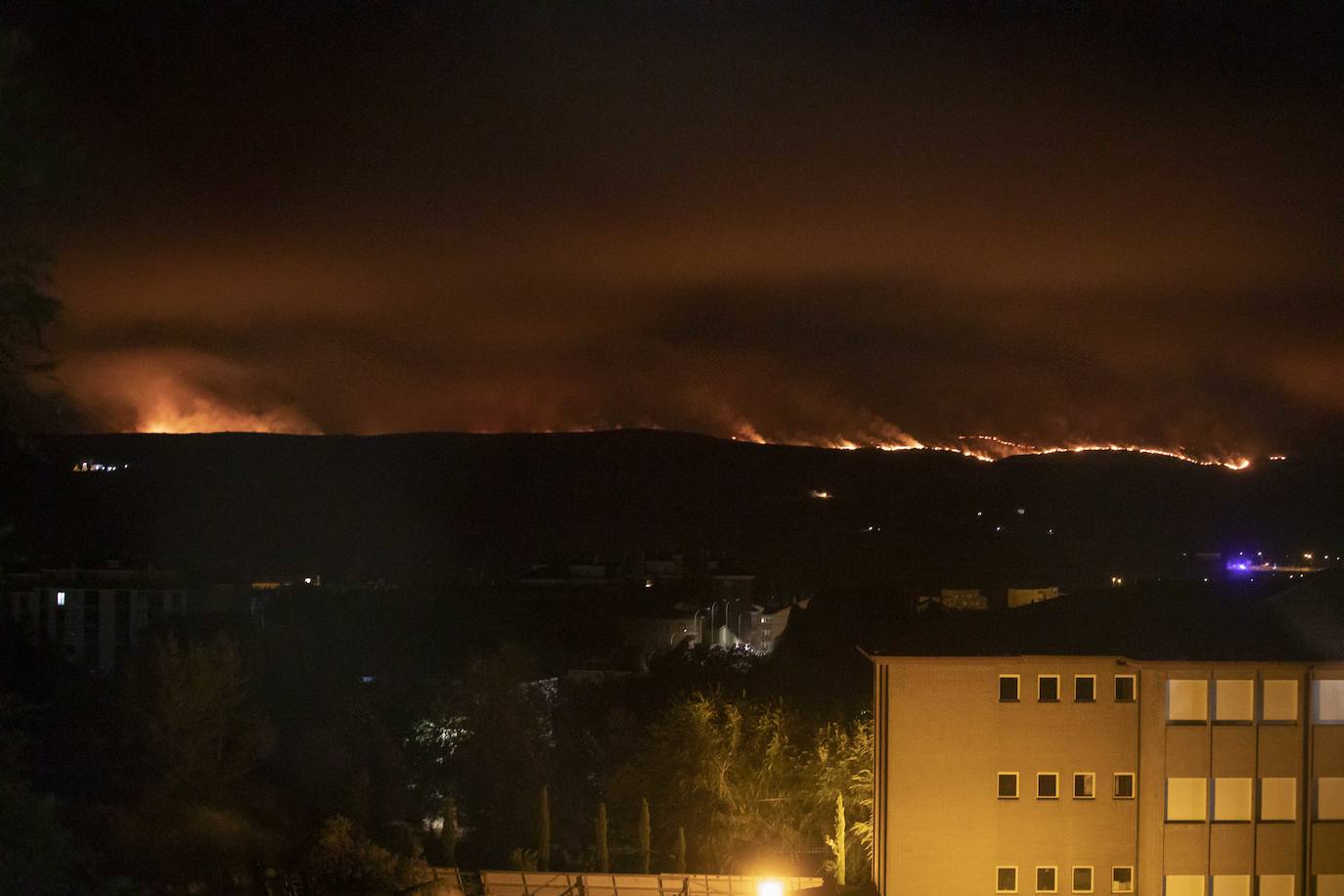 Fotos: Así han pasado la noche en Ávila por el incendio en Navalacruz