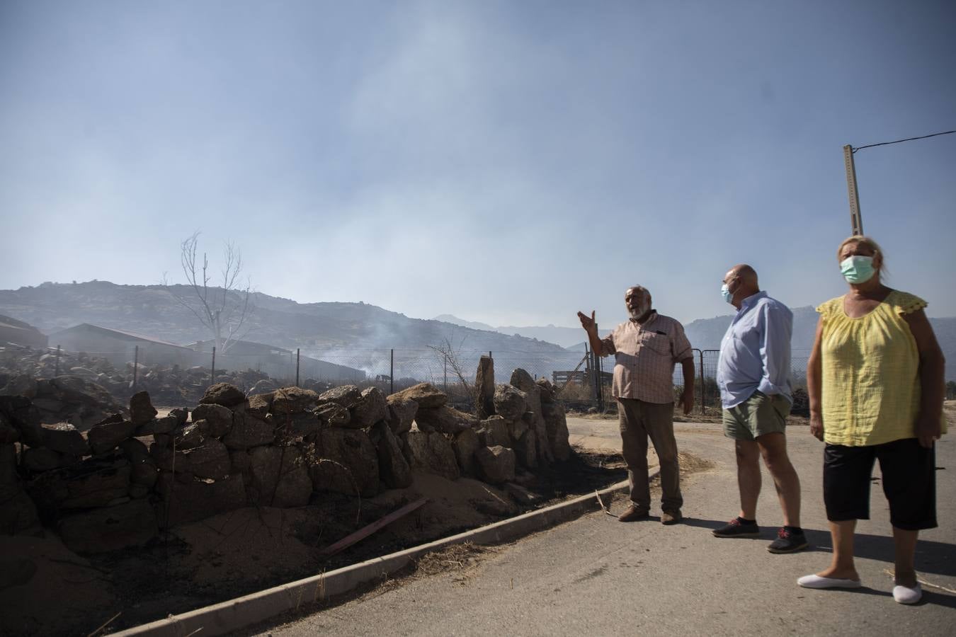 Fotos: Los vecinos desalojados por el incendio de Navalacruz regresan a sus casas