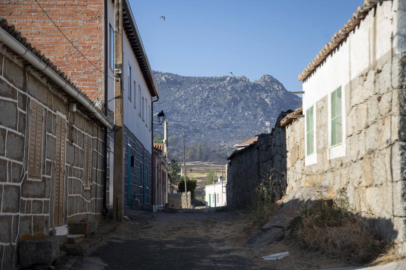 Fotos: Los vecinos desalojados por el incendio de Navalacruz regresan a sus casas