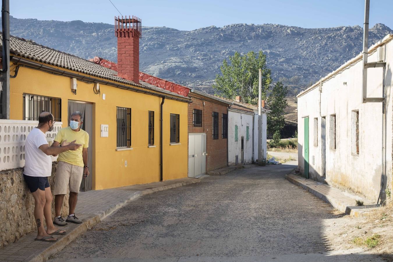 Fotos: Los vecinos desalojados por el incendio de Navalacruz regresan a sus casas