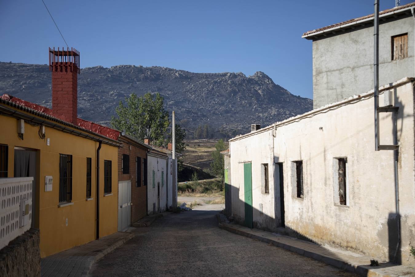 Fotos: Los vecinos desalojados por el incendio de Navalacruz regresan a sus casas