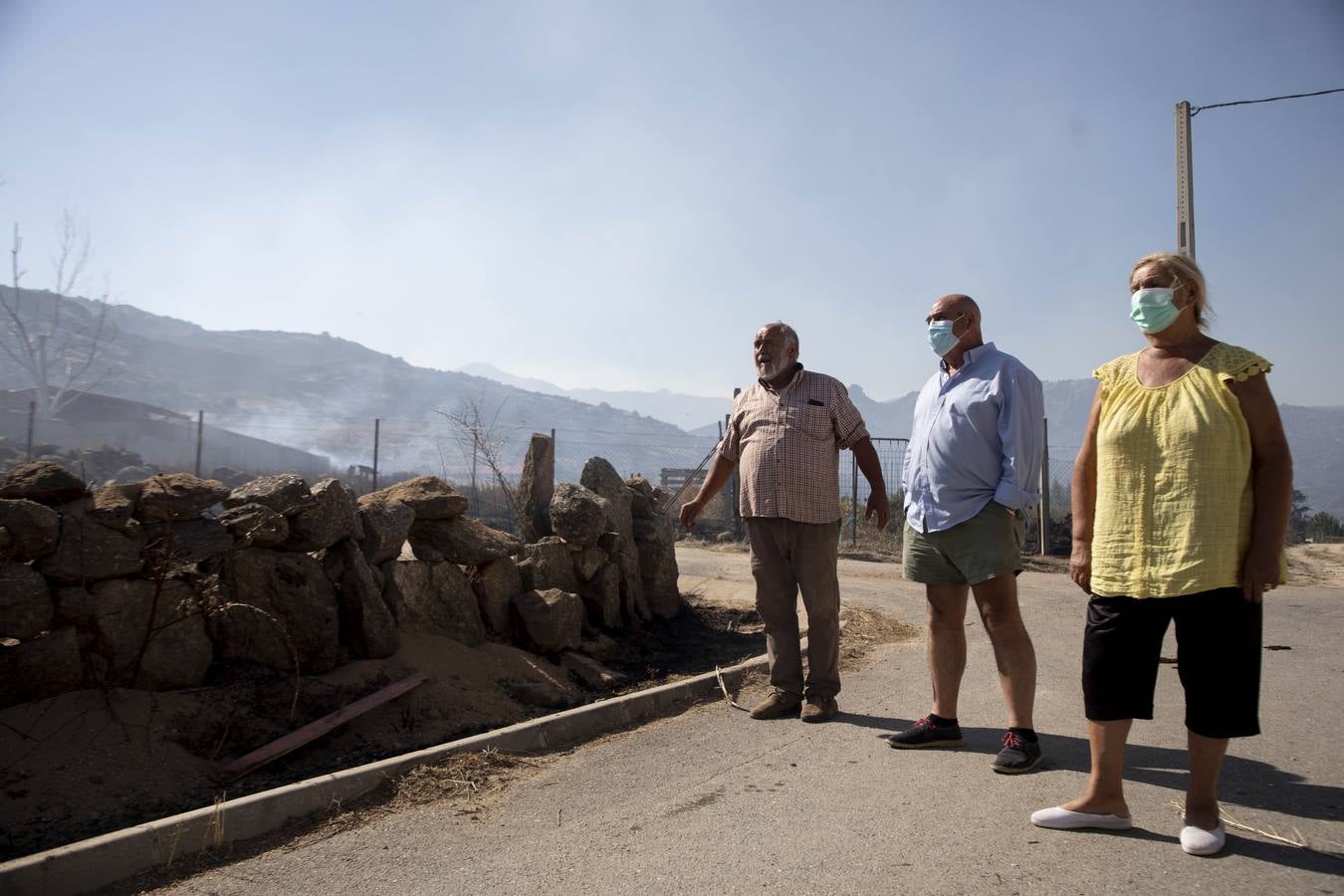 Fotos: Los vecinos desalojados por el incendio de Navalacruz regresan a sus casas