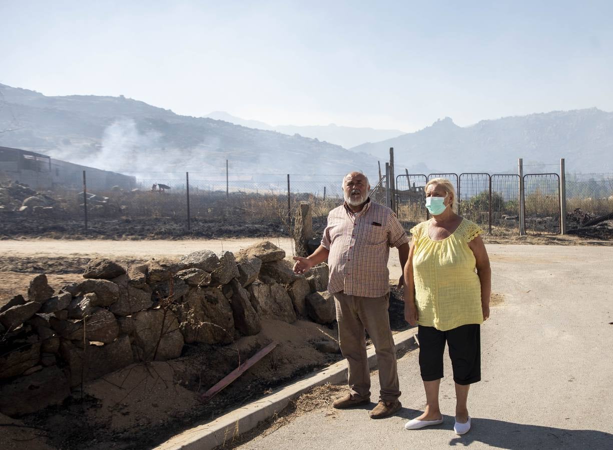 Fotos: Los vecinos desalojados por el incendio de Navalacruz regresan a sus casas