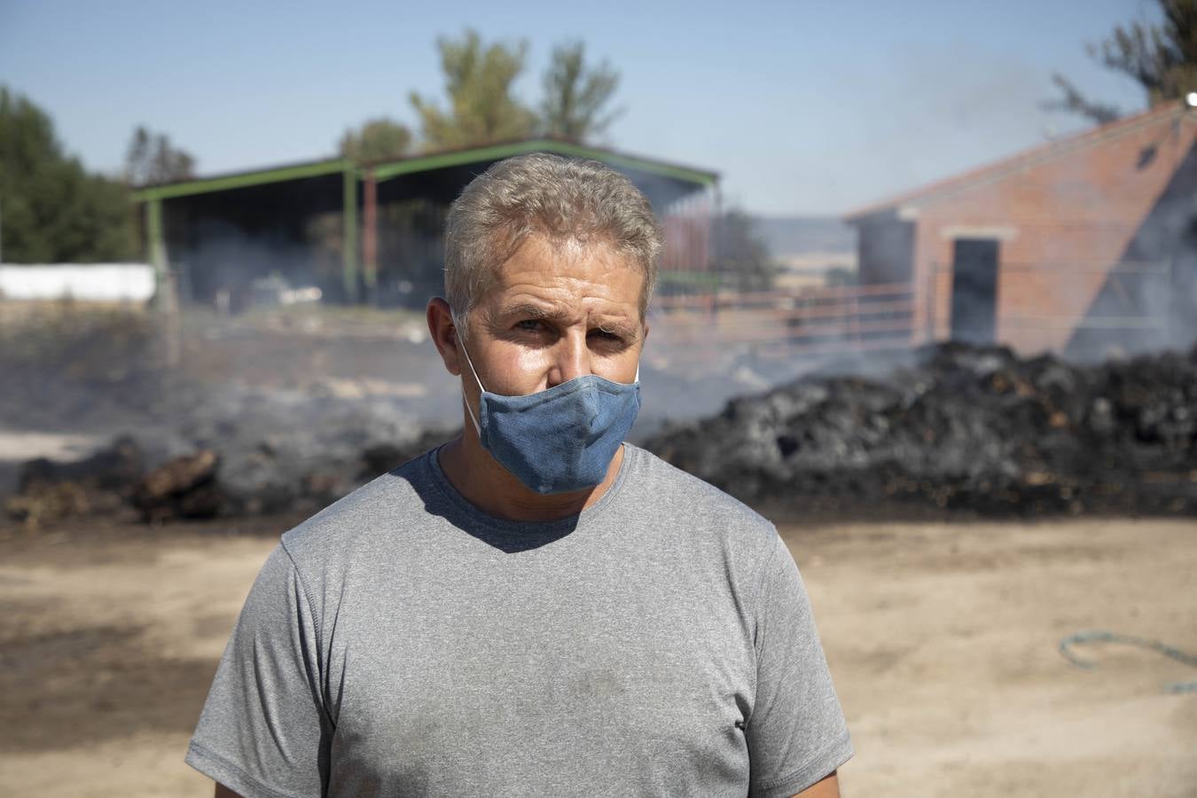 Fotos: Los vecinos desalojados por el incendio de Navalacruz regresan a sus casas