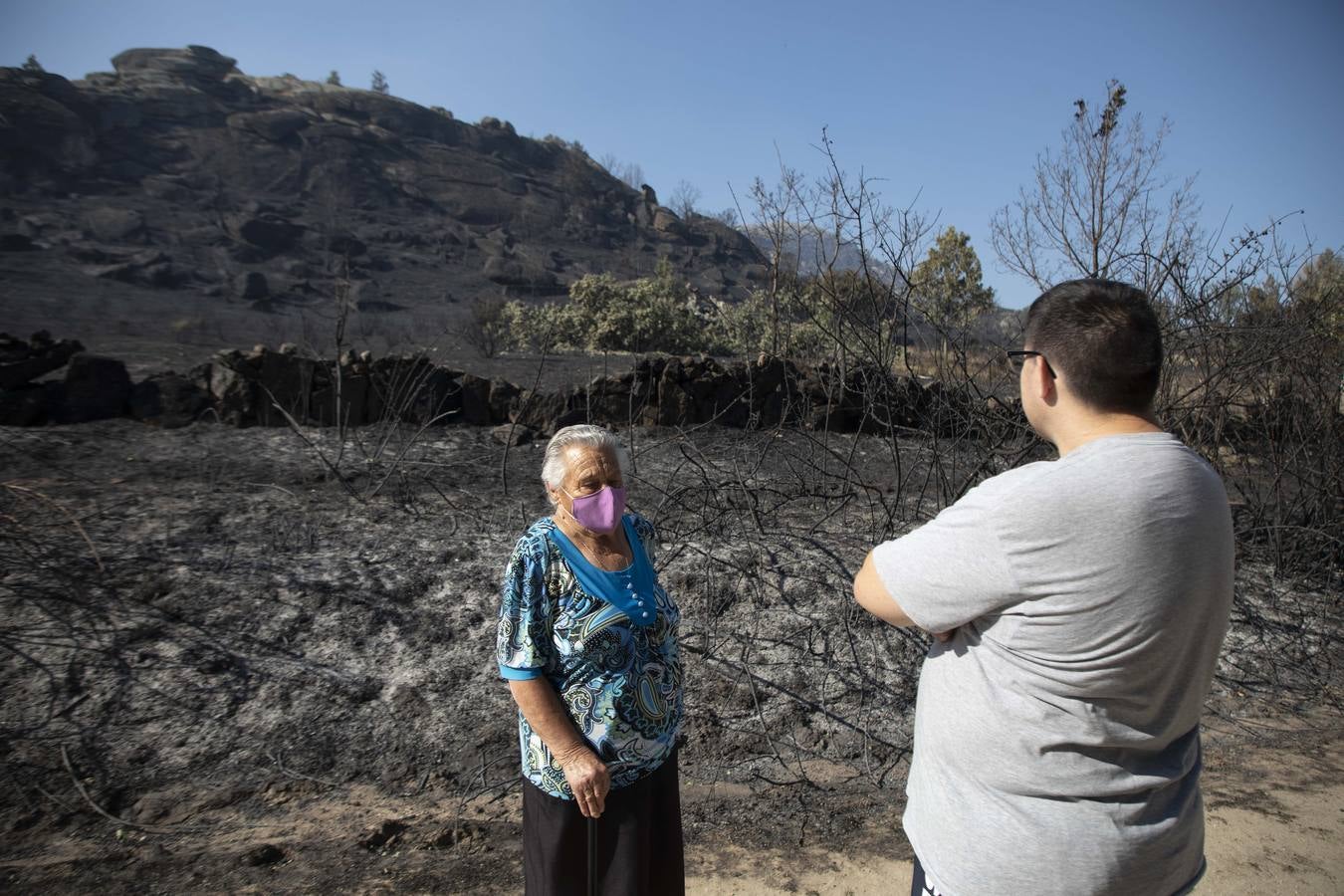 Fotos: Los vecinos desalojados por el incendio de Navalacruz regresan a sus casas