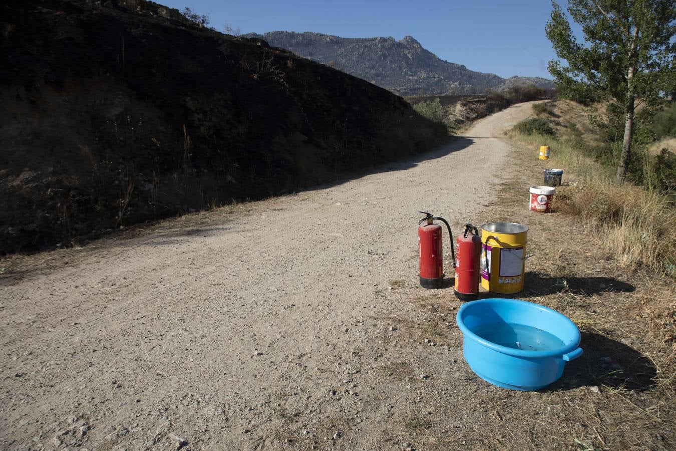 Fotos: Los vecinos desalojados por el incendio de Navalacruz regresan a sus casas