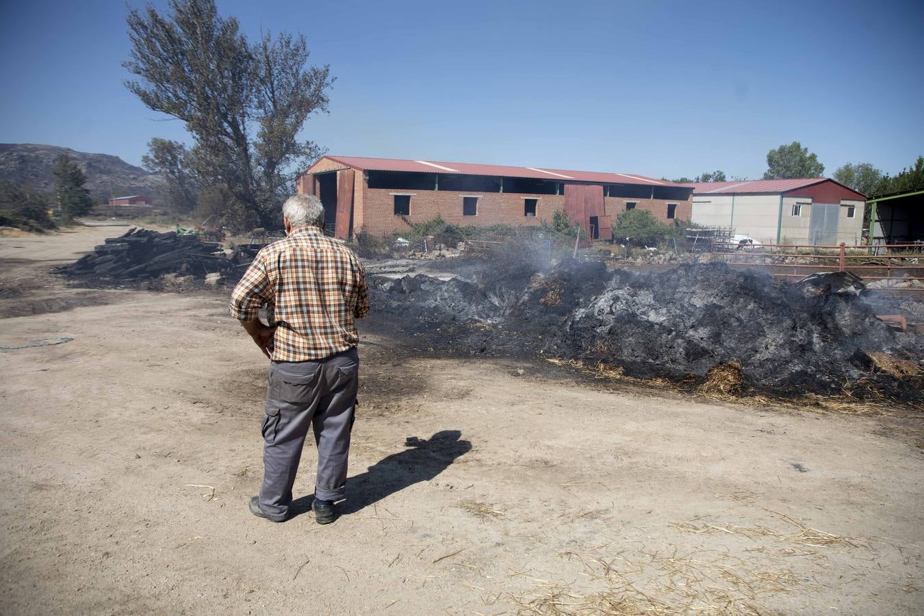 Fotos: Los vecinos desalojados por el incendio de Navalacruz regresan a sus casas