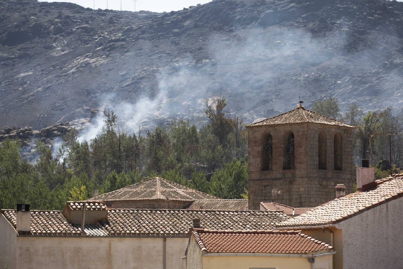 Fotos: Los vecinos desalojados por el incendio de Navalacruz regresan a sus casas