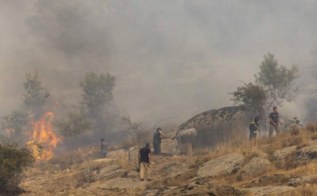 El incendio iniciado en Navalacruz, visto desde el término municipal de Villarejo.