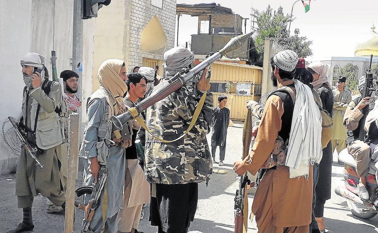 Soldaos taibanes toman la ciudad afgana de Ghazni el 12 de agosto. 