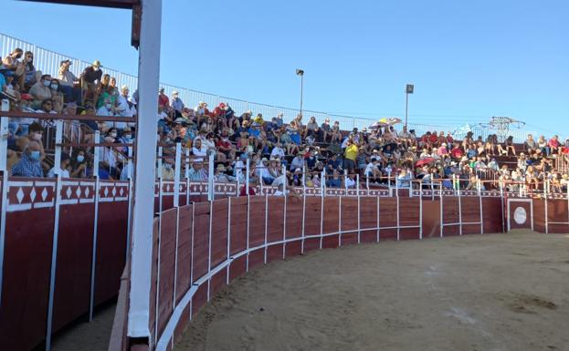 El público respondió y llenó la zona de sombra.