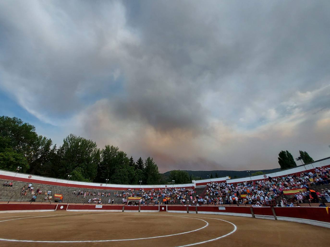 Aspecto que presentaba la plaza de El Espinar, con la humareda de los incendios de Ávila al fondo.