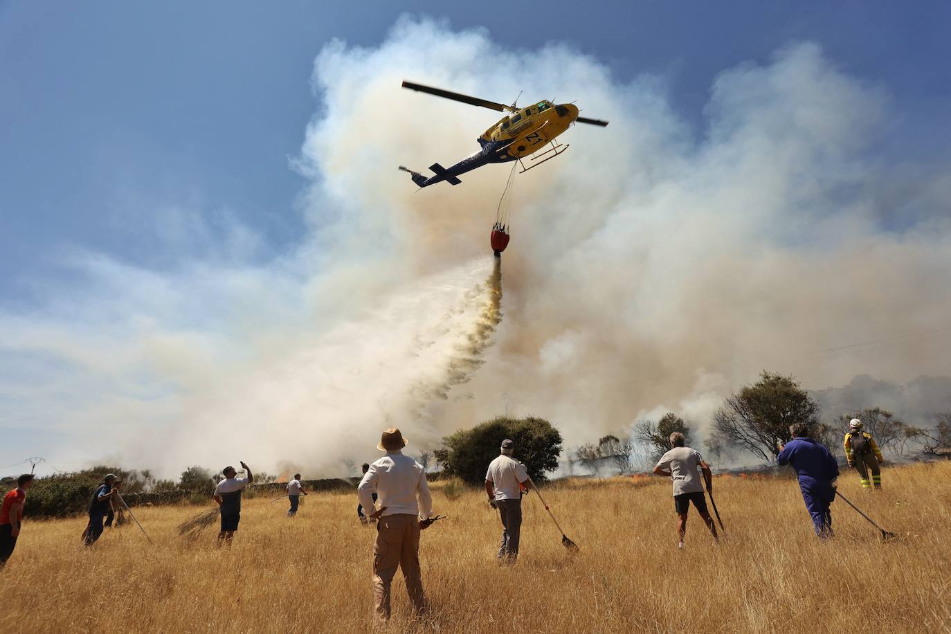 Fotos: Declarado en nivel 1 el incendio declarado en San Felices de Gallegos