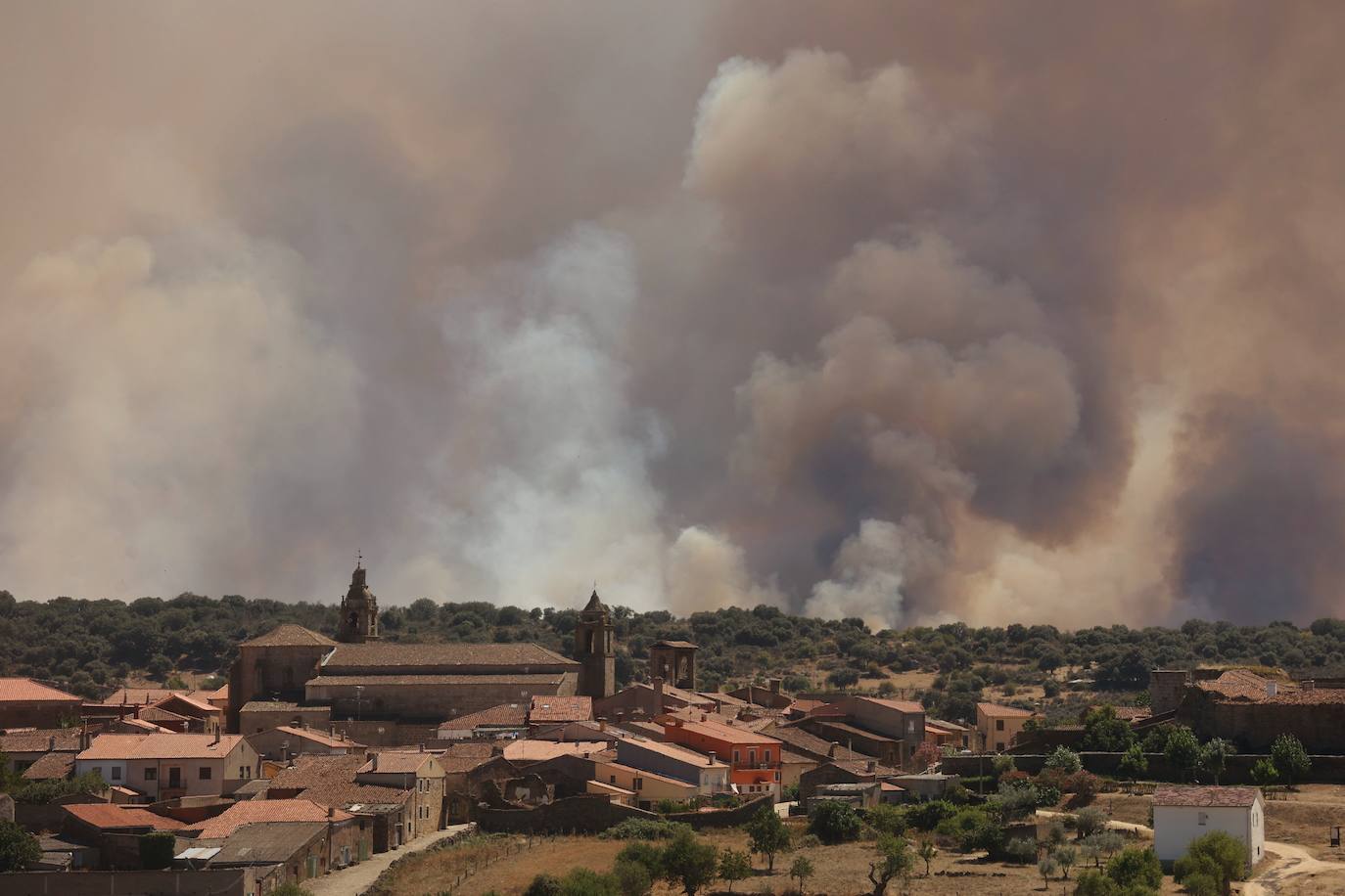 Fotos: Declarado en nivel 1 el incendio declarado en San Felices de Gallegos