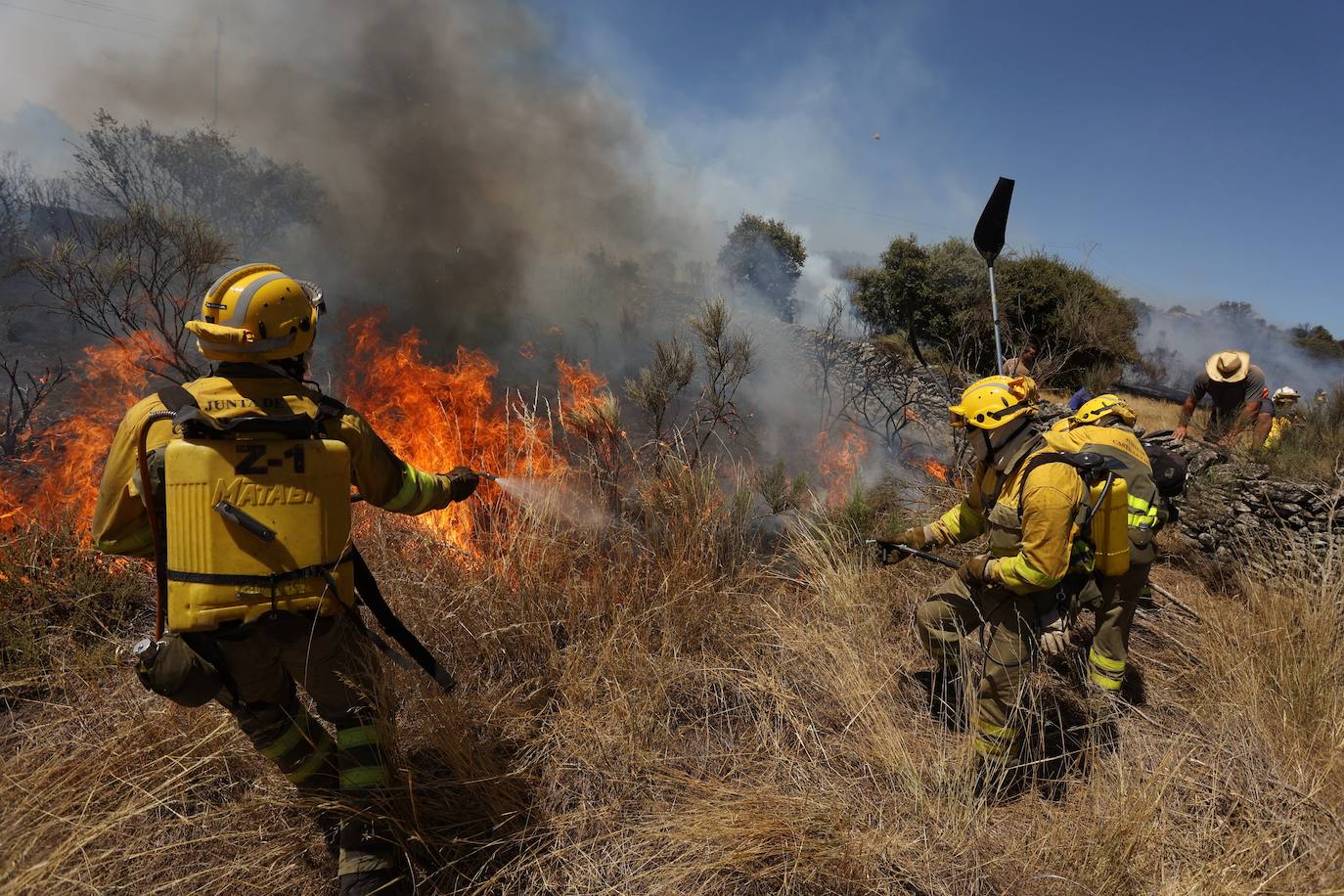 Fotos: Declarado en nivel 1 el incendio declarado en San Felices de Gallegos