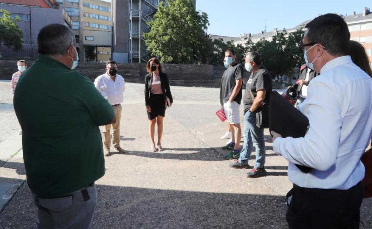 La consejera de Empleo e Industria, Ana Carlota Amigo, a su llegada a la reunión en la capital berciana con miembros de la dirección de LM Wind Power y con su Comité de Empresa.