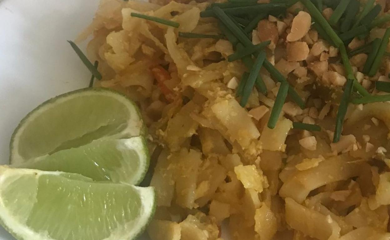 Pad Thai de lechazo emplatado y listo para comer