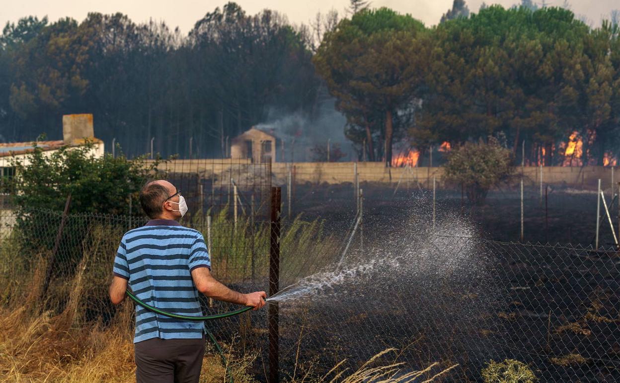 Cruz Roja desplega dos albergues para los afectados por el incendio de Navalacruz