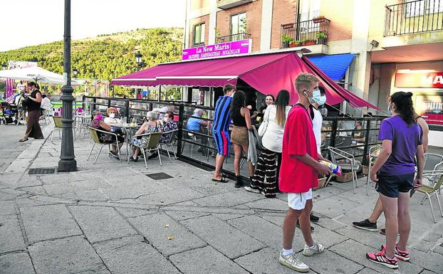 Gente por la calle en el núcleo espinariego de San Rafael. 