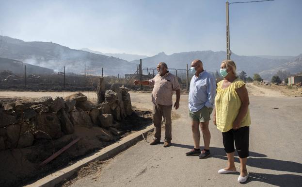 Imagen principal - Vecinos de Robledillo, Sotalvo y Villaviciosa, ayer lunes. 