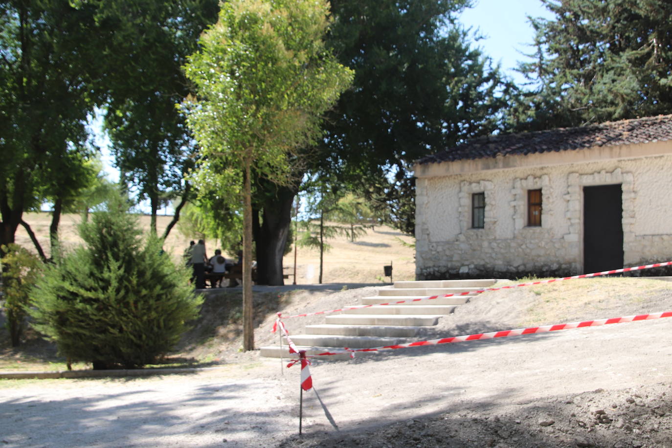 Nuevas escaleras en los accesos al parque.