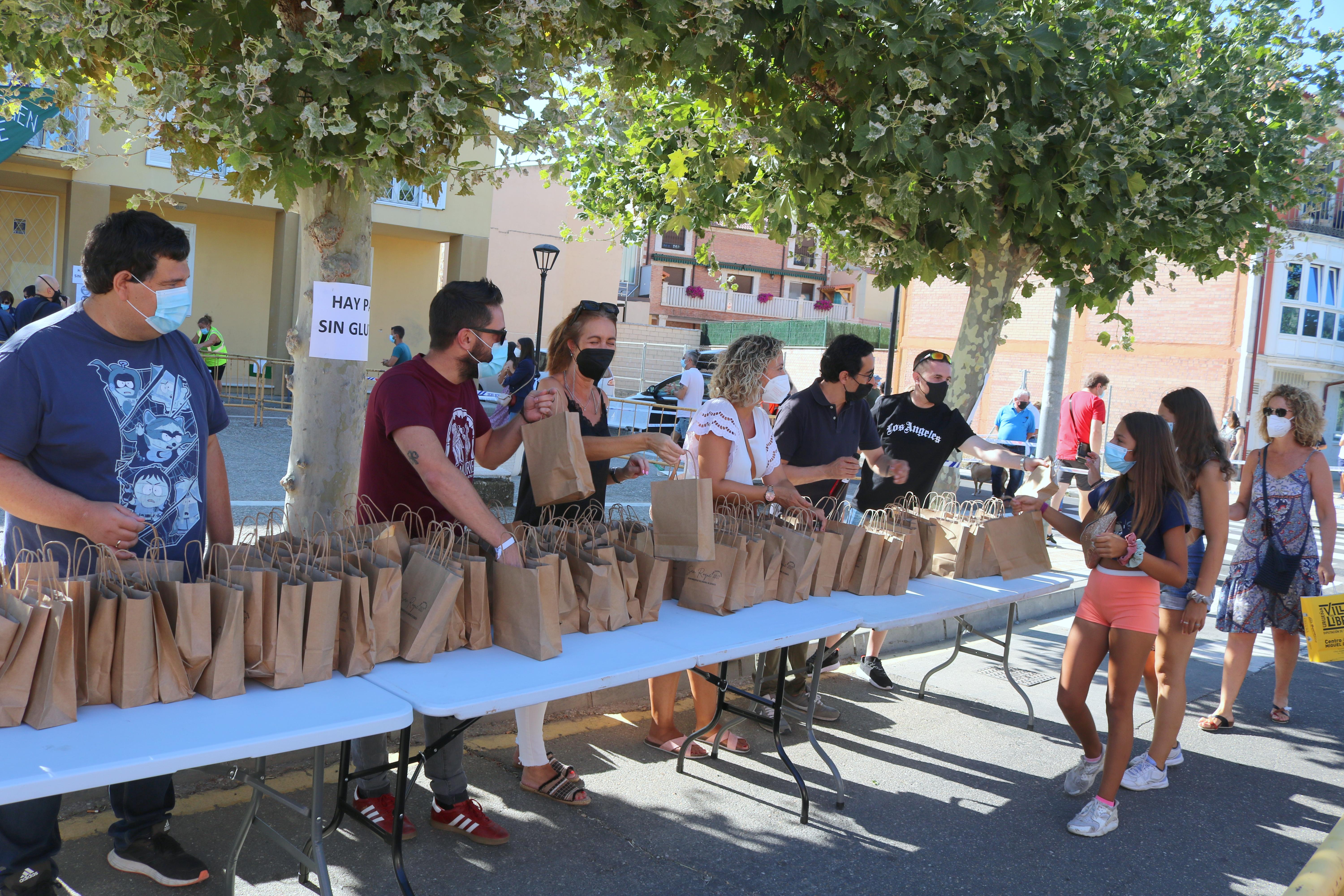 La localidad cerrateña repartió dos mil bolsas de pan, queso y vino