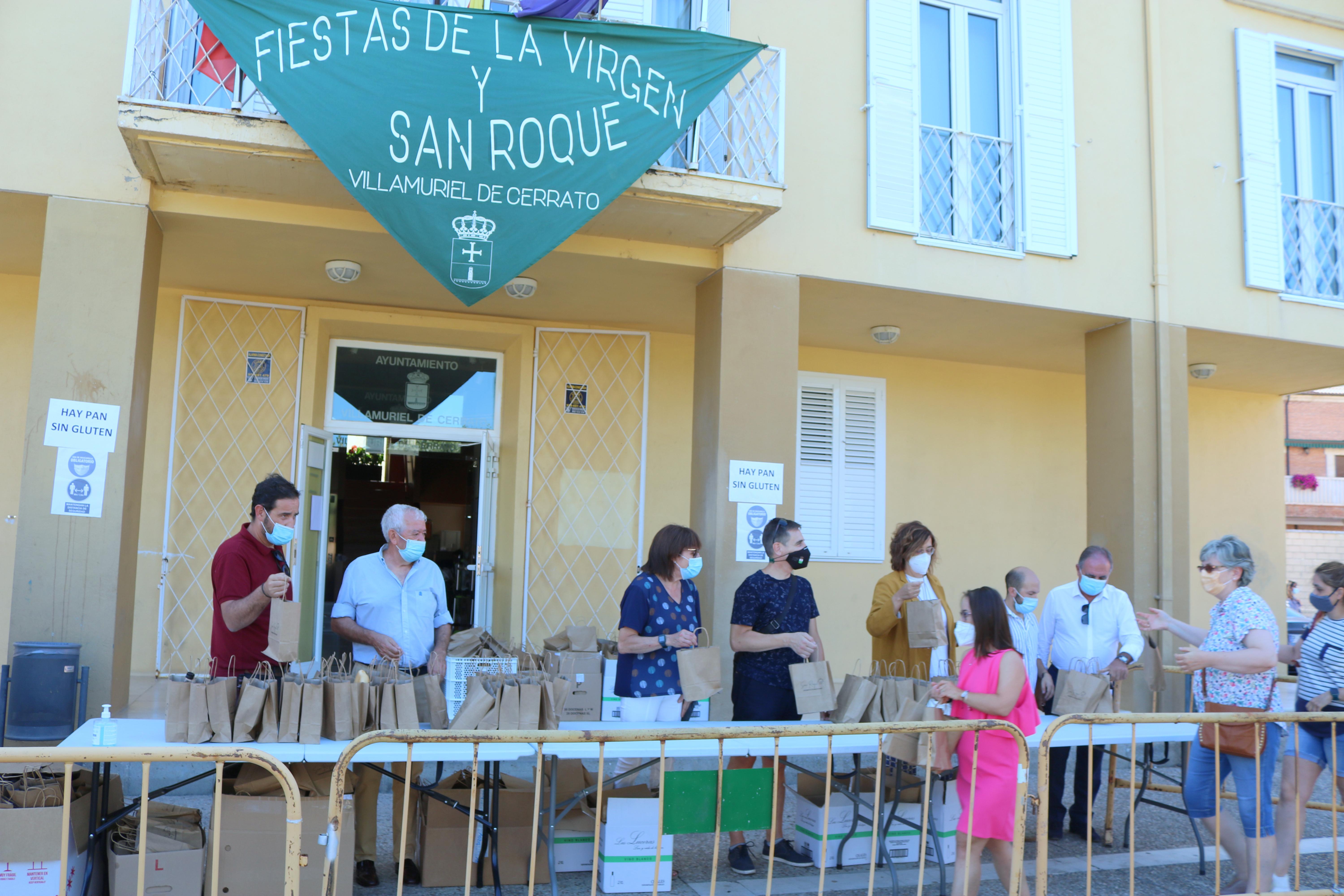 La localidad cerrateña repartió dos mil bolsas de pan, queso y vino