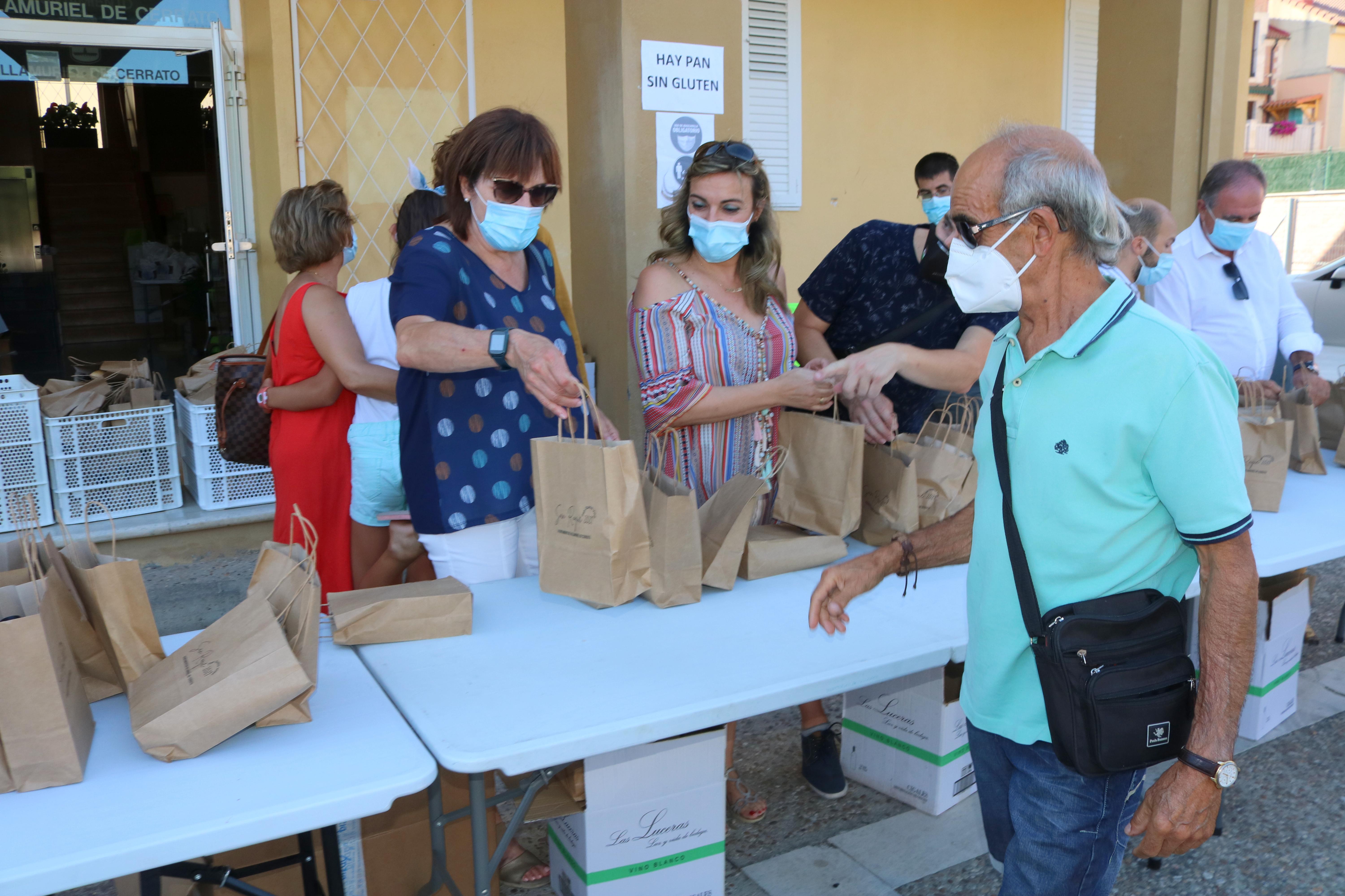 La localidad cerrateña repartió dos mil bolsas de pan, queso y vino