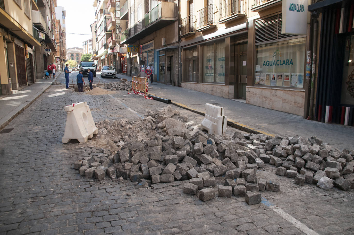 Trabajos de pavimentación de la calle Blanca de Silos, tras la avería, ayer.