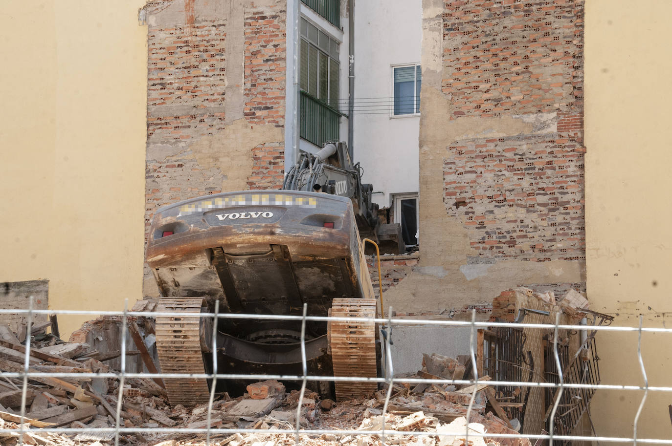 Fotos: Una excavadora en plena demolición se empotra contra un edificio en Segovia