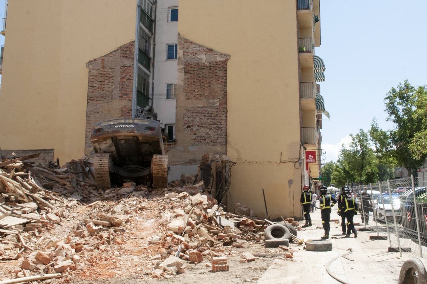 Fotos: Una excavadora en plena demolición se empotra contra un edificio en Segovia