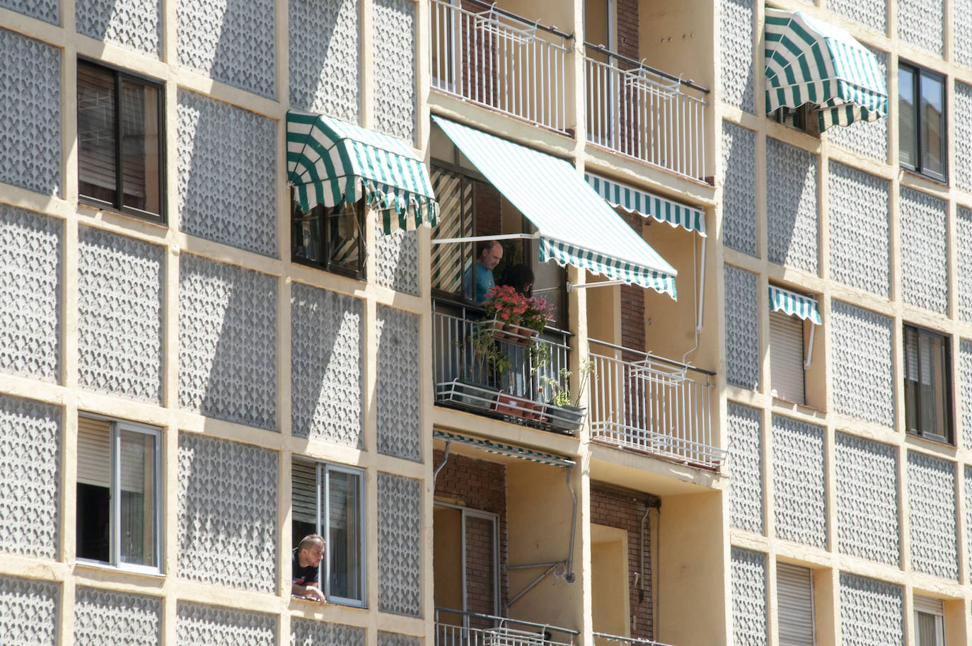 Fotos: Una excavadora en plena demolición se empotra contra un edificio en Segovia