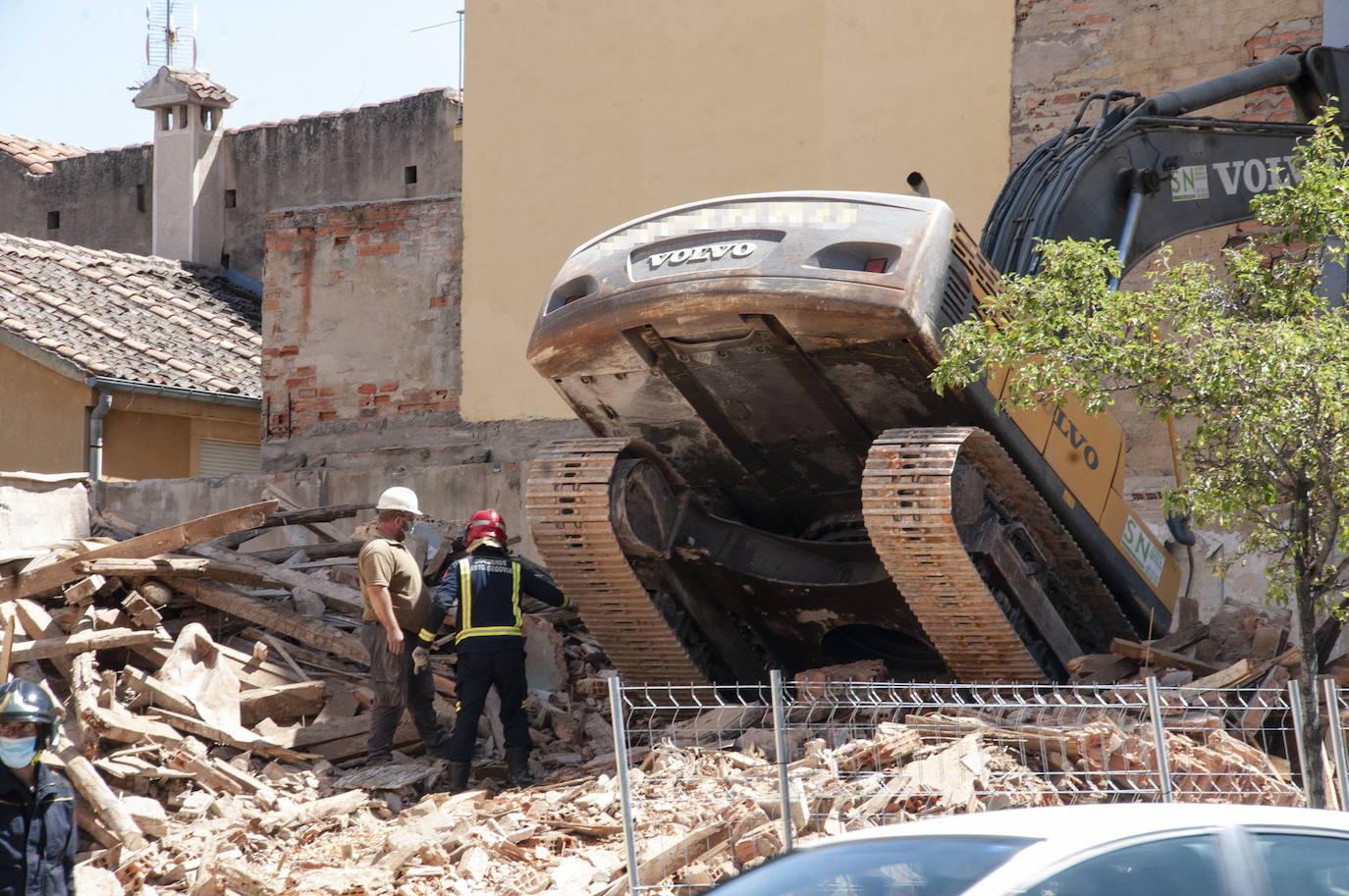 Fotos: Una excavadora en plena demolición se empotra contra un edificio en Segovia