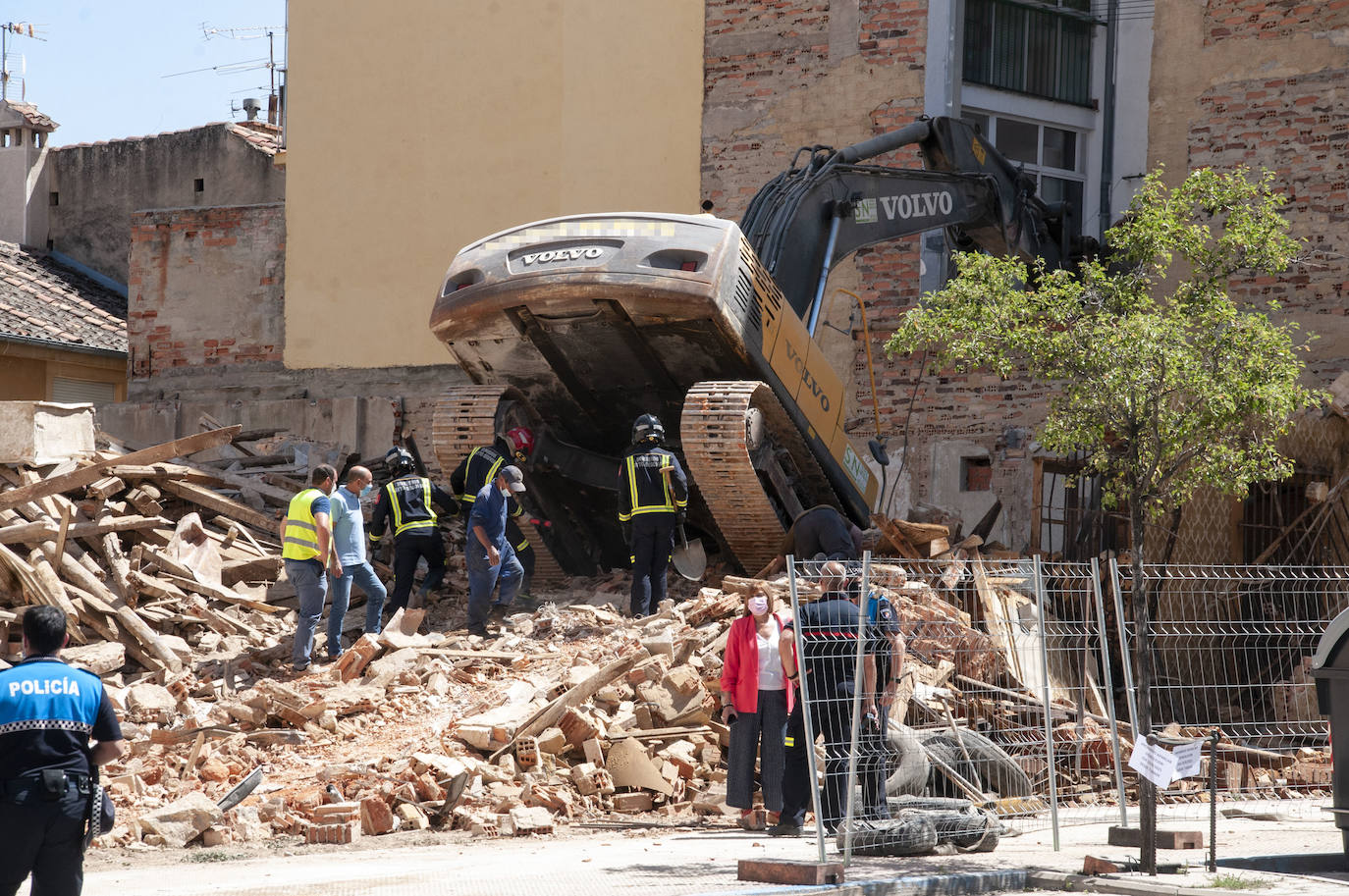 Fotos: Una excavadora en plena demolición se empotra contra un edificio en Segovia