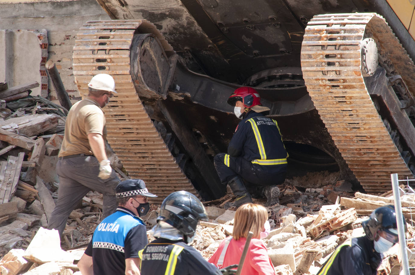 Fotos: Una excavadora en plena demolición se empotra contra un edificio en Segovia