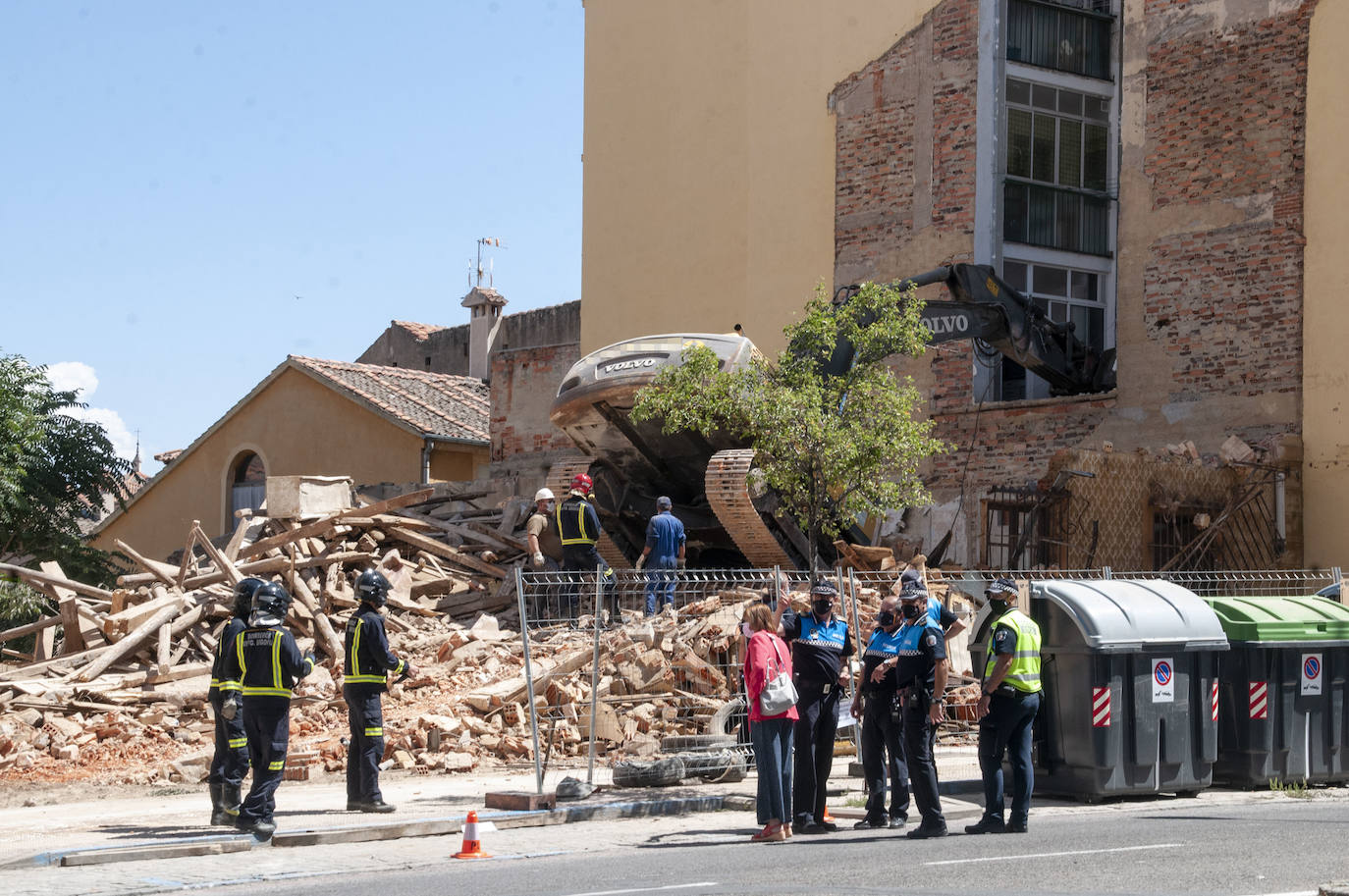 Fotos: Una excavadora en plena demolición se empotra contra un edificio en Segovia