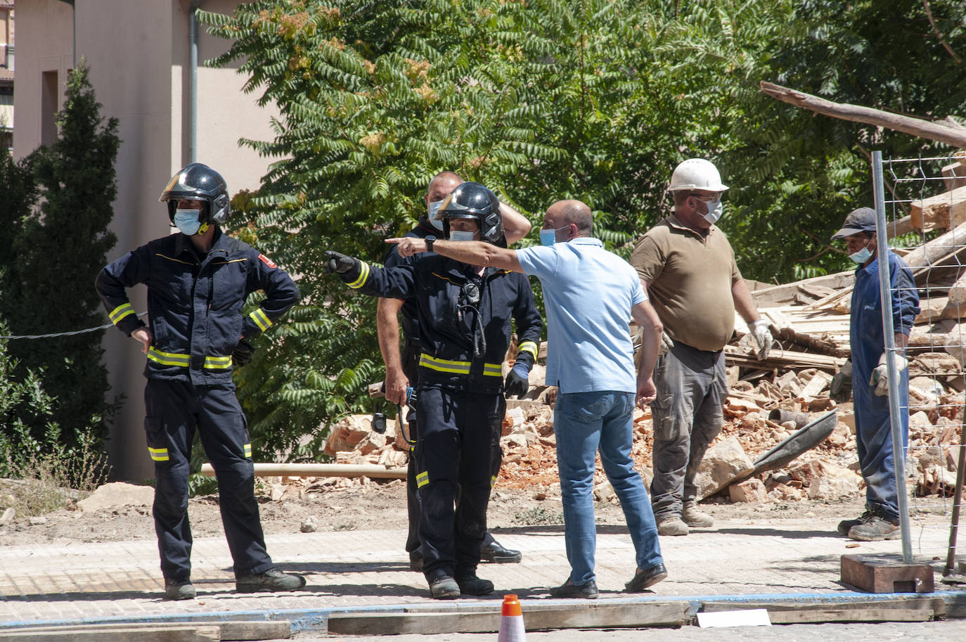 Fotos: Una excavadora en plena demolición se empotra contra un edificio en Segovia