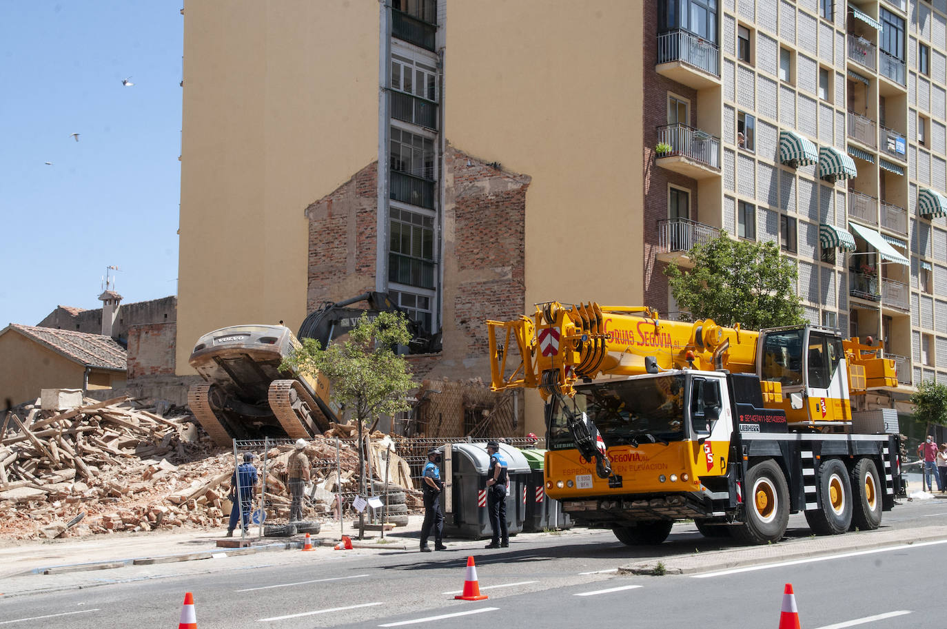 Fotos: Una excavadora en plena demolición se empotra contra un edificio en Segovia