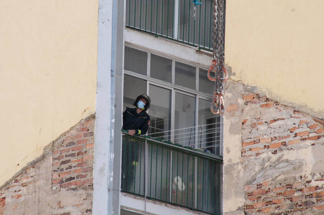 Fotos: Una excavadora en plena demolición se empotra contra un edificio en Segovia