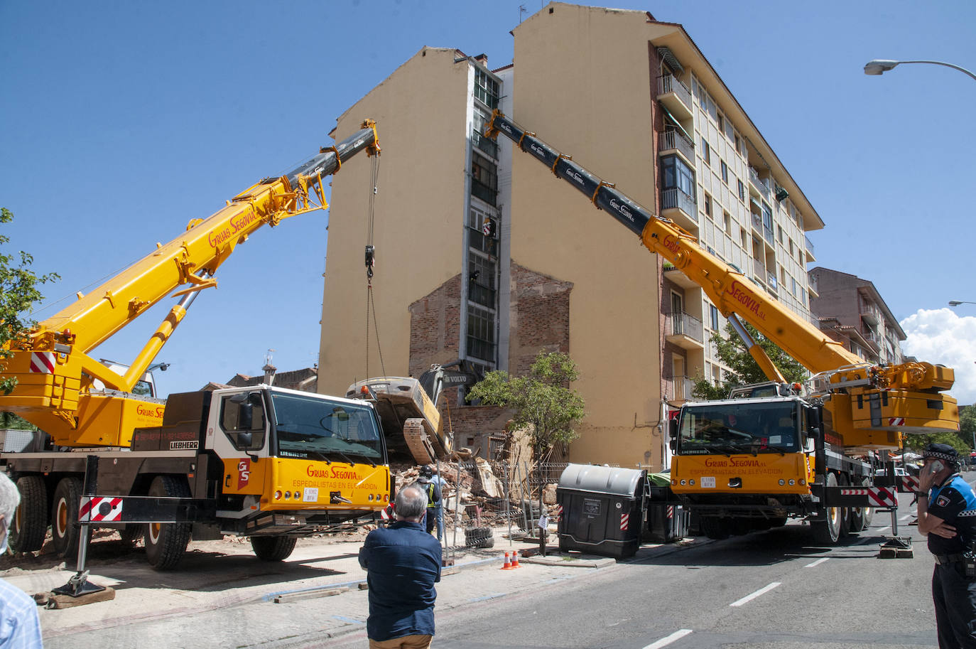 Fotos: Una excavadora en plena demolición se empotra contra un edificio en Segovia