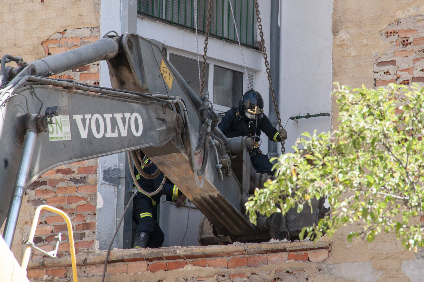 Fotos: Una excavadora en plena demolición se empotra contra un edificio en Segovia