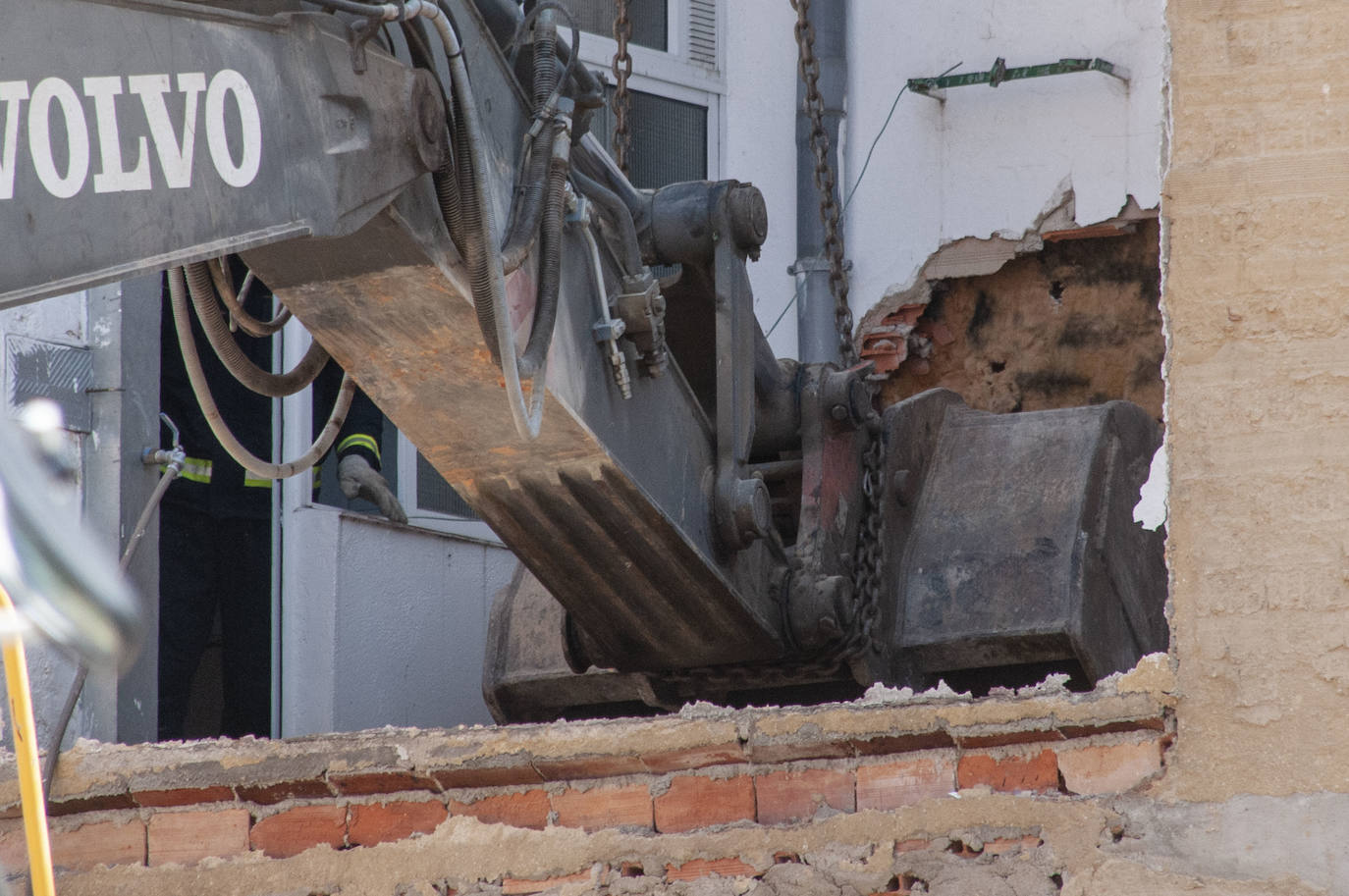 Fotos: Una excavadora en plena demolición se empotra contra un edificio en Segovia