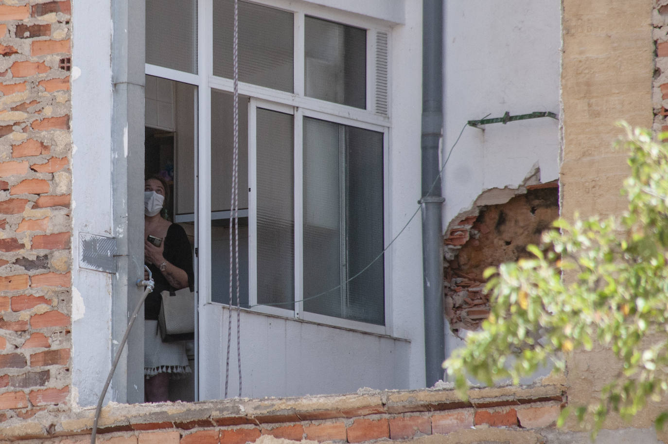 Fotos: Una excavadora en plena demolición se empotra contra un edificio en Segovia