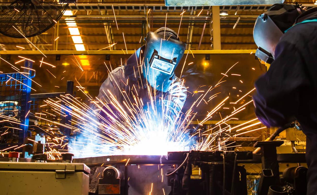 Trabajadores de la industria metalúrgica.