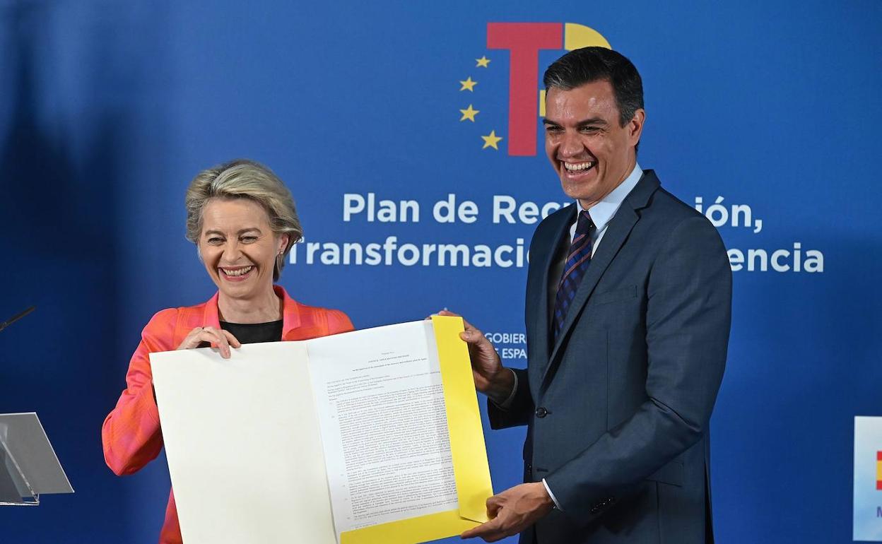 Pedro Sánchez y Ursula von der Leyden muestran el Plan de Recuperación de España aprobado por la UE. 