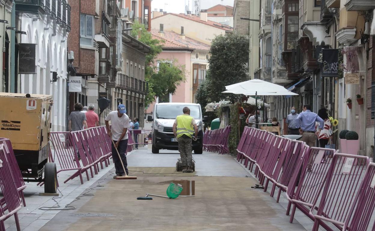 Obras de repintado en la calle Claudio Moyano.