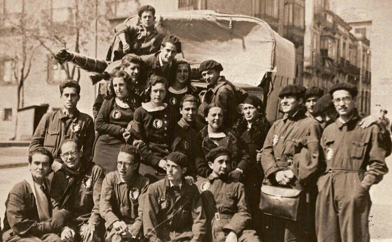 Federico García Lorca (a la izquierda en primera fila) con otros miembros del grupo de teatro La Barraca.