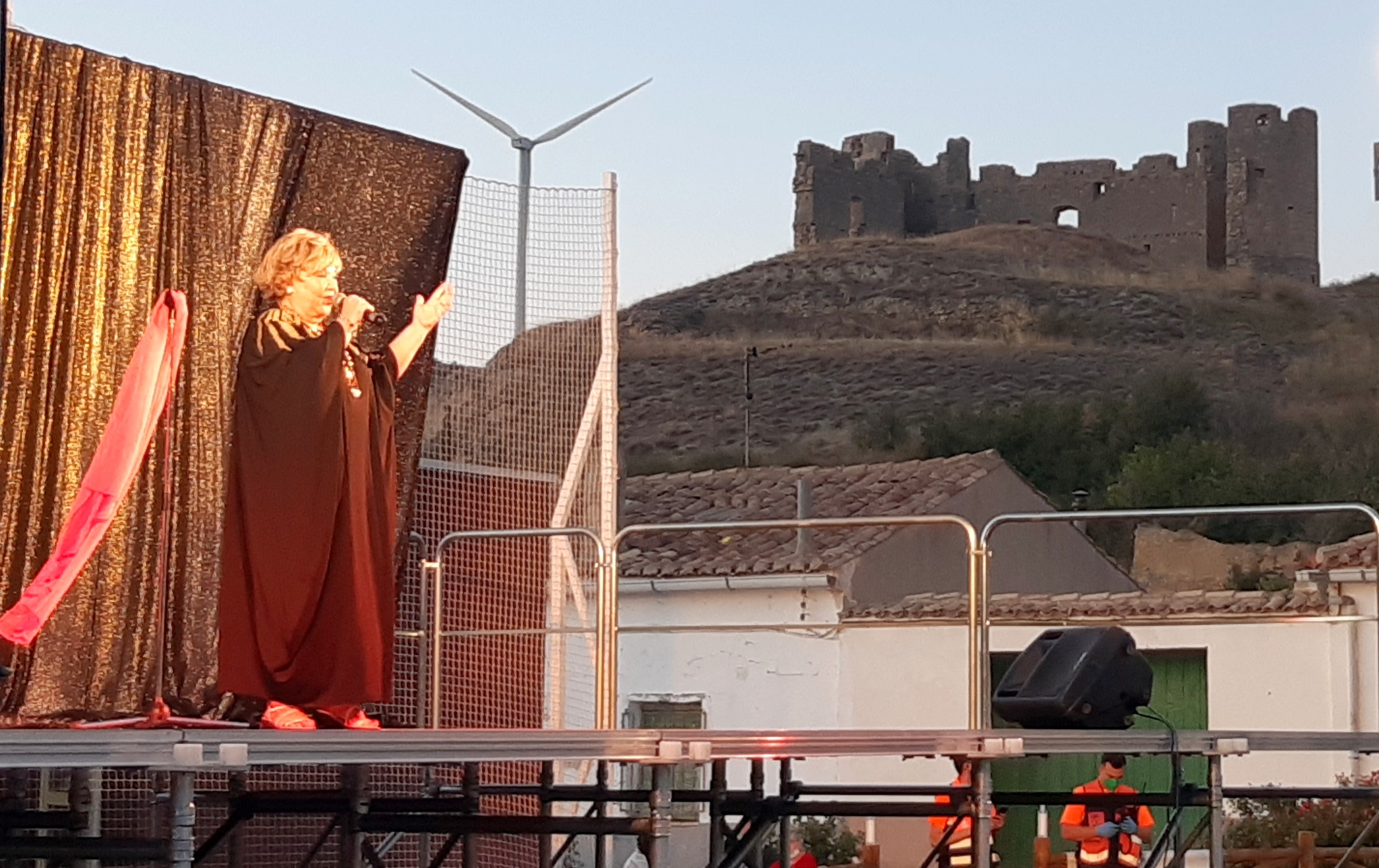 Karina, el jueves en Hornillos, canta a los pies del castillo. 