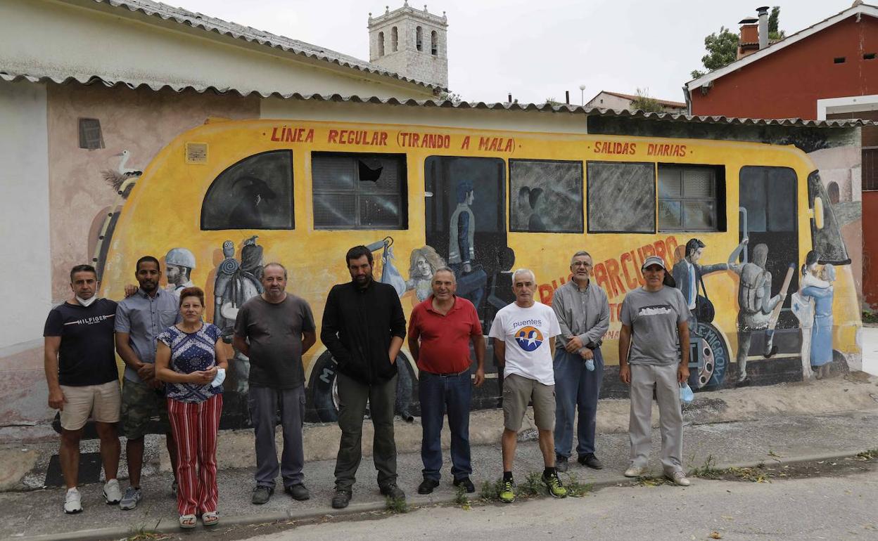 Miembros de la Asociación ante el autobús de la despoblación.